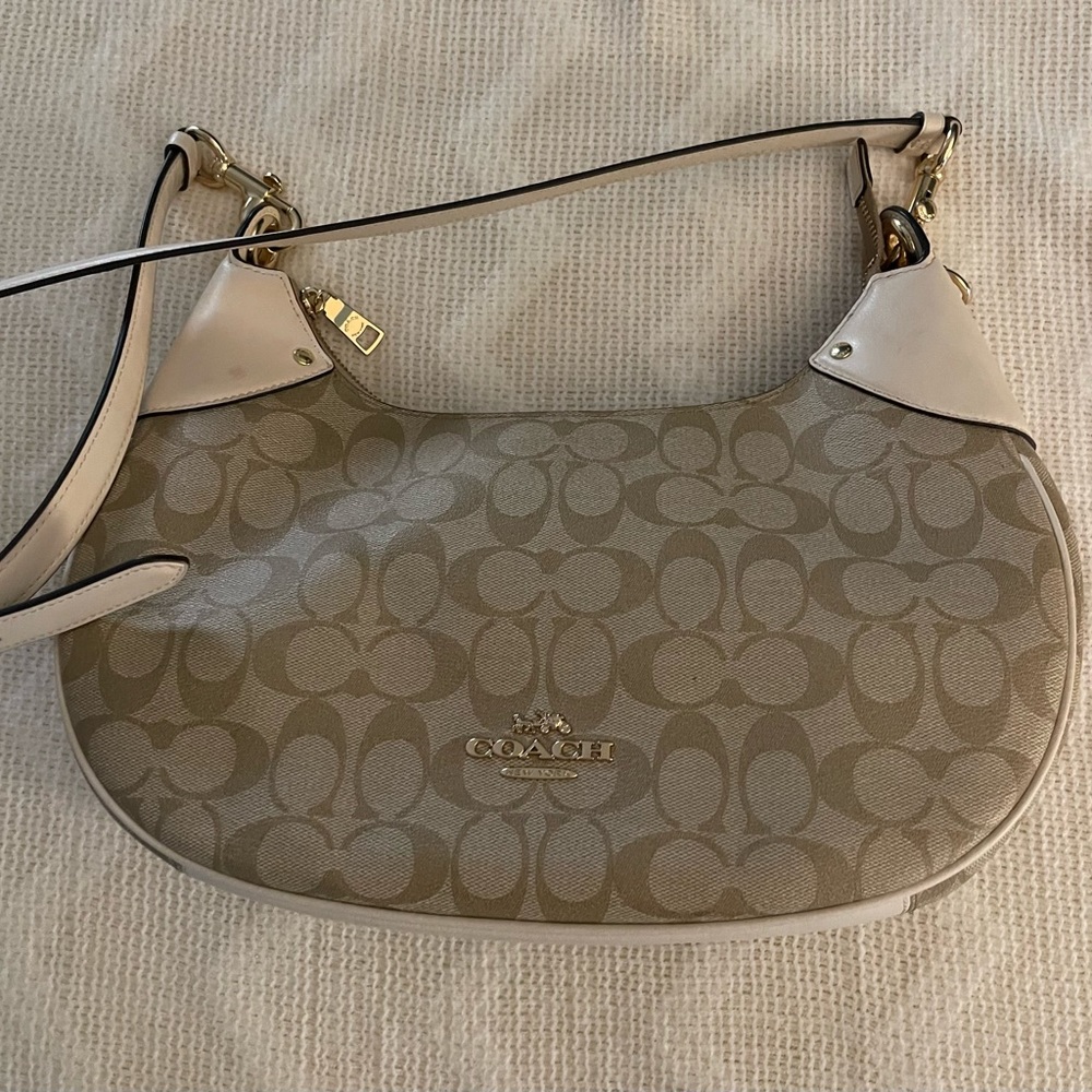 Coach signature handbag.. Great condition..